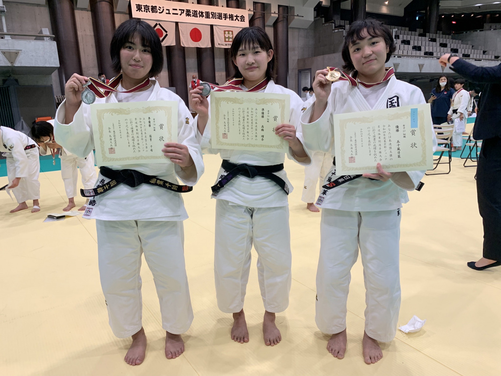 入賞した稲葉選手、高橋選手、五十嵐選手(左から)