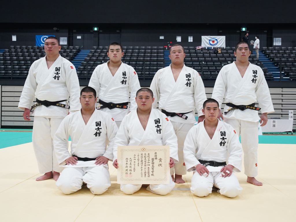 堂々の準優勝に輝いた団体メンバー＝柔道サイトeJudo提供