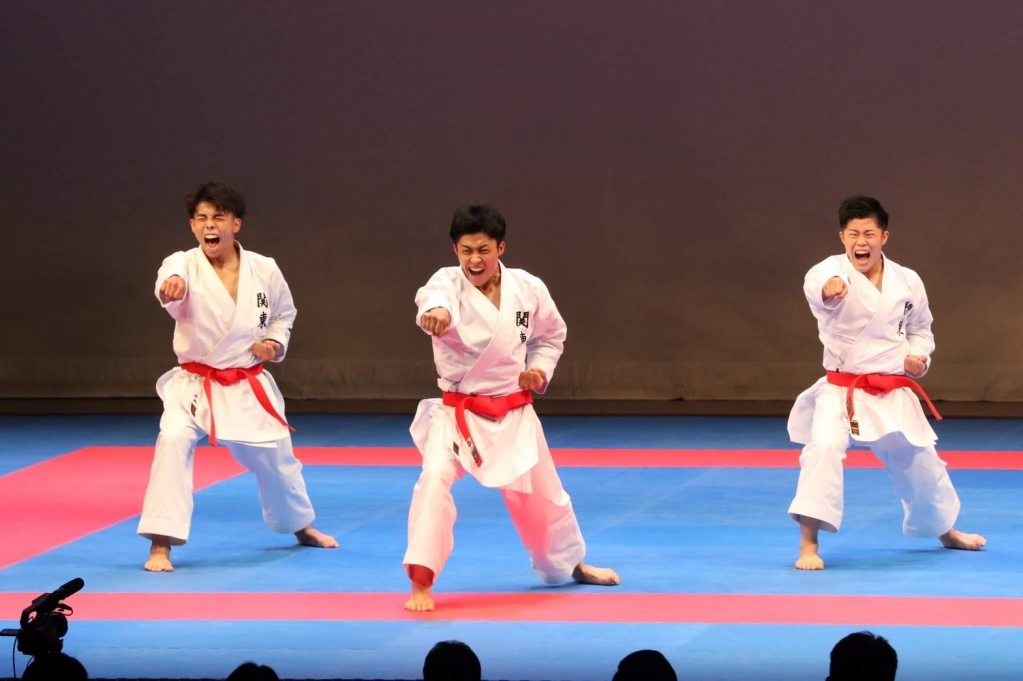 男子の演武＝（公財）全日本空手道連盟提供