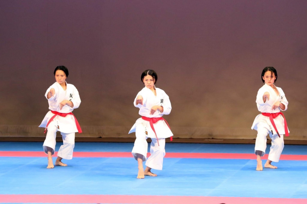 女子の演武＝（公財）全日本空手道連盟提供