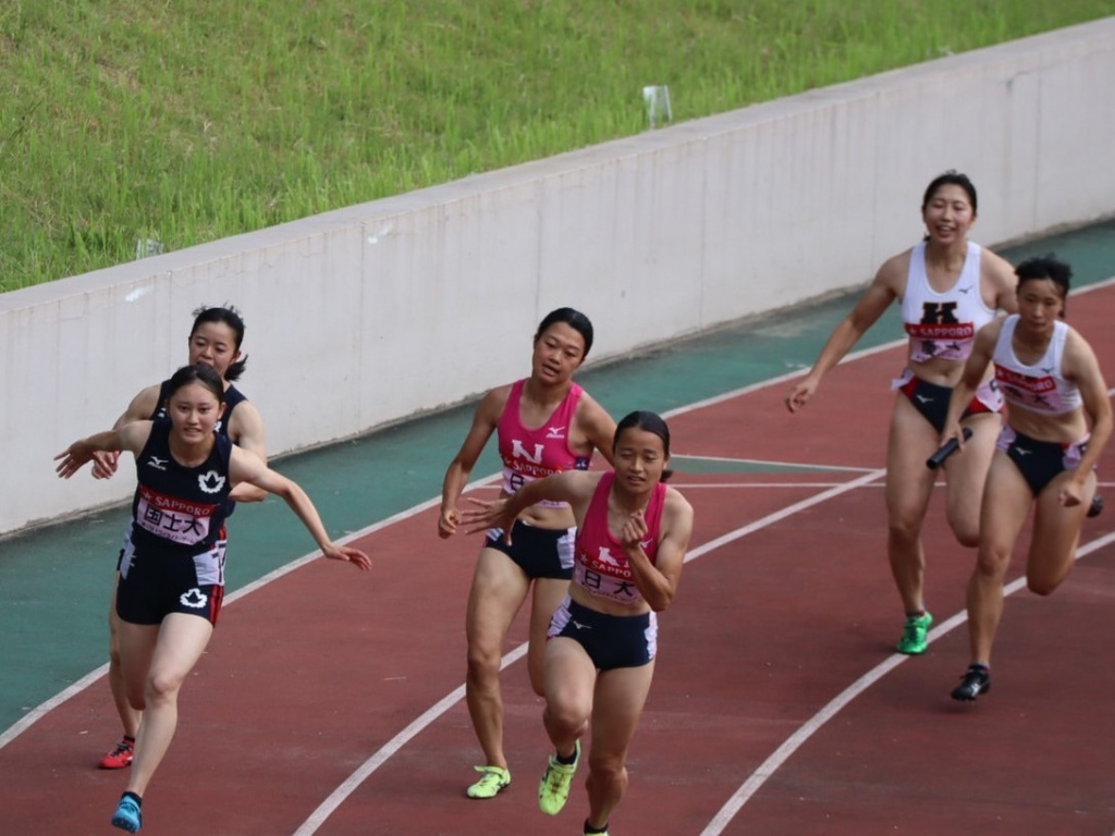 女子4×100ｍの様子（左）