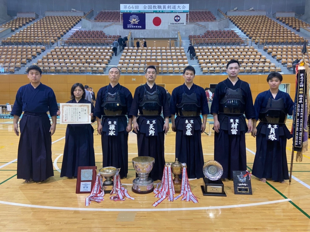 関係者らで記念撮影。右から2人目が村冨職員、3人目が安藤講師、5人目が碓氷教諭