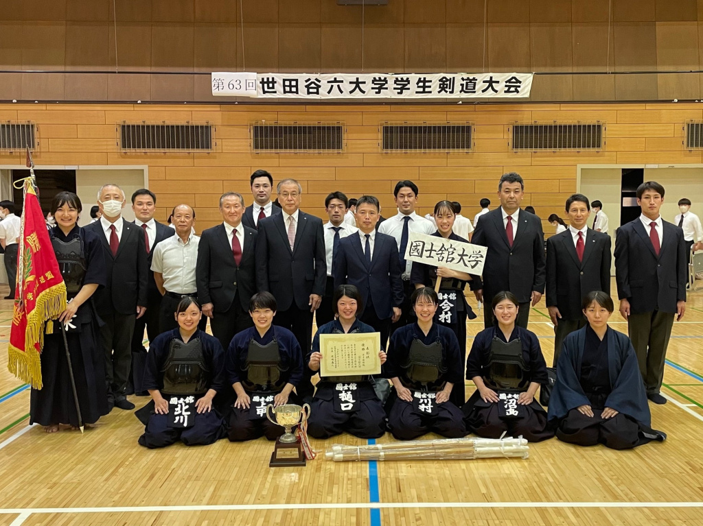 優勝した女子団体メンバーと関係者ら