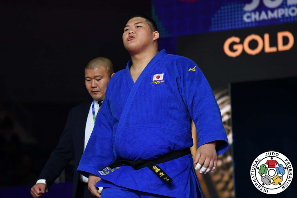 決勝に臨む斉藤選手と重量級の百瀬優コーチ（2012年体育学部卒）