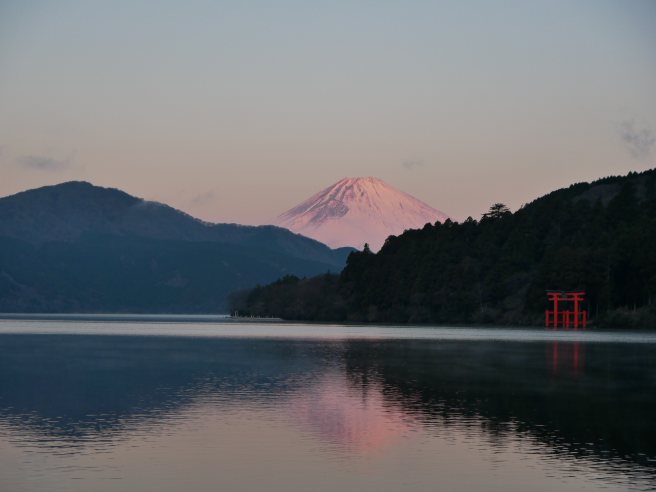 芦ノ湖から望む富士山