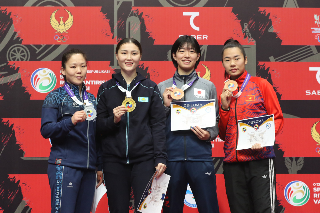 銅メダルを手に笑顔をみせる嶋田選手=空手道マガジン月刊JKFan