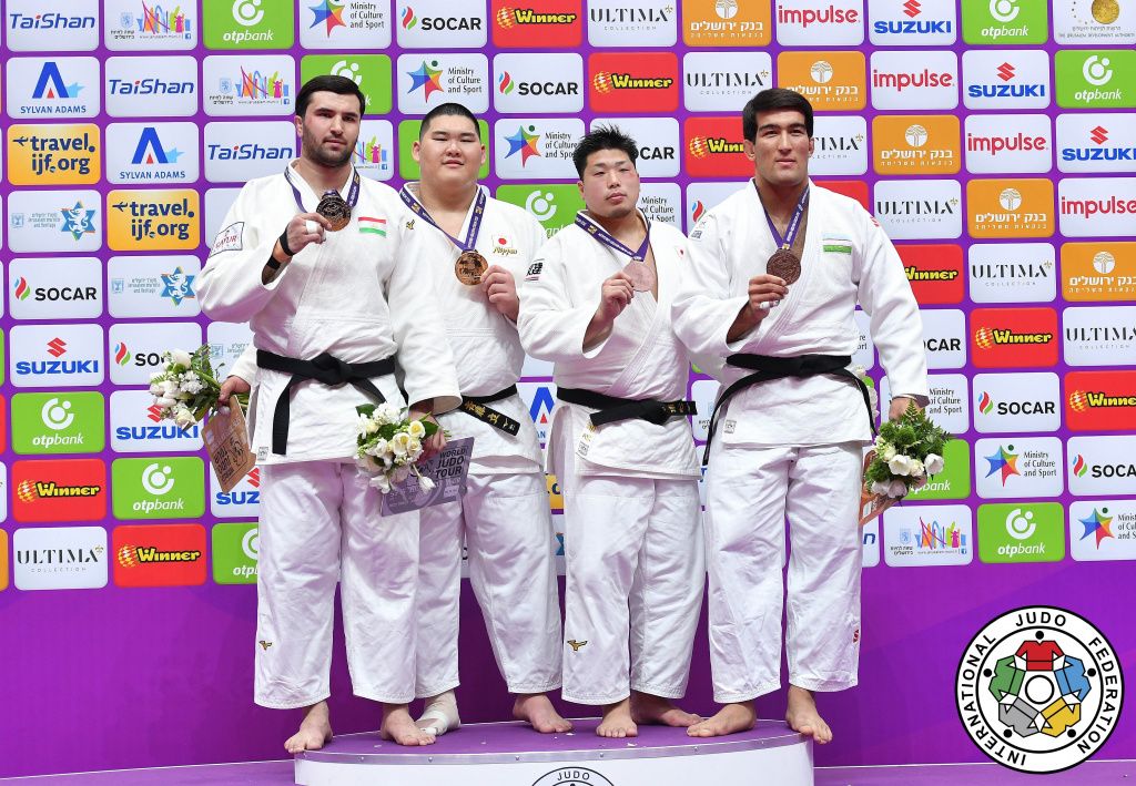 金メダルを掲げる斉藤立選手（中央左）