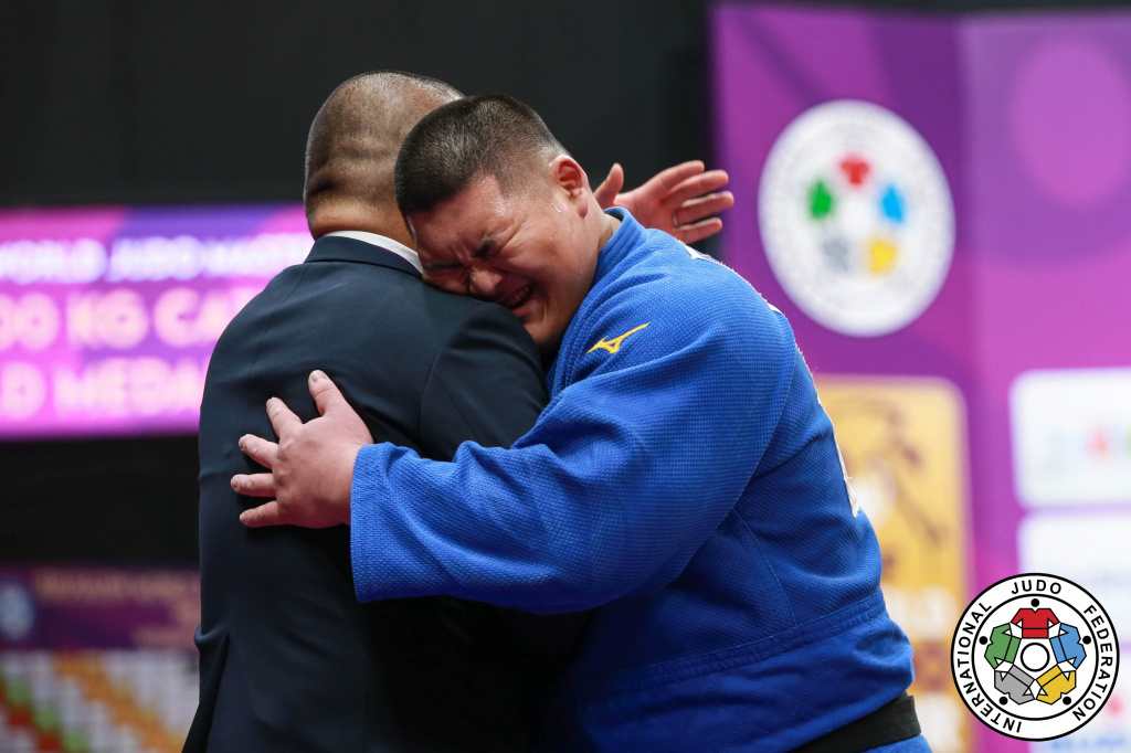 重量級の百瀬優コーチ（2012年体育学部卒）と優勝を喜ぶ斉藤選手