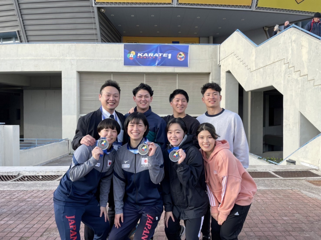 出場した本学選手ら。(2列目左端は亀山歩監督)