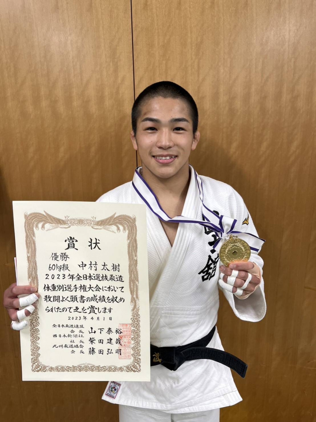 優勝のメダルと賞状を手に笑顔を見せる中村選手