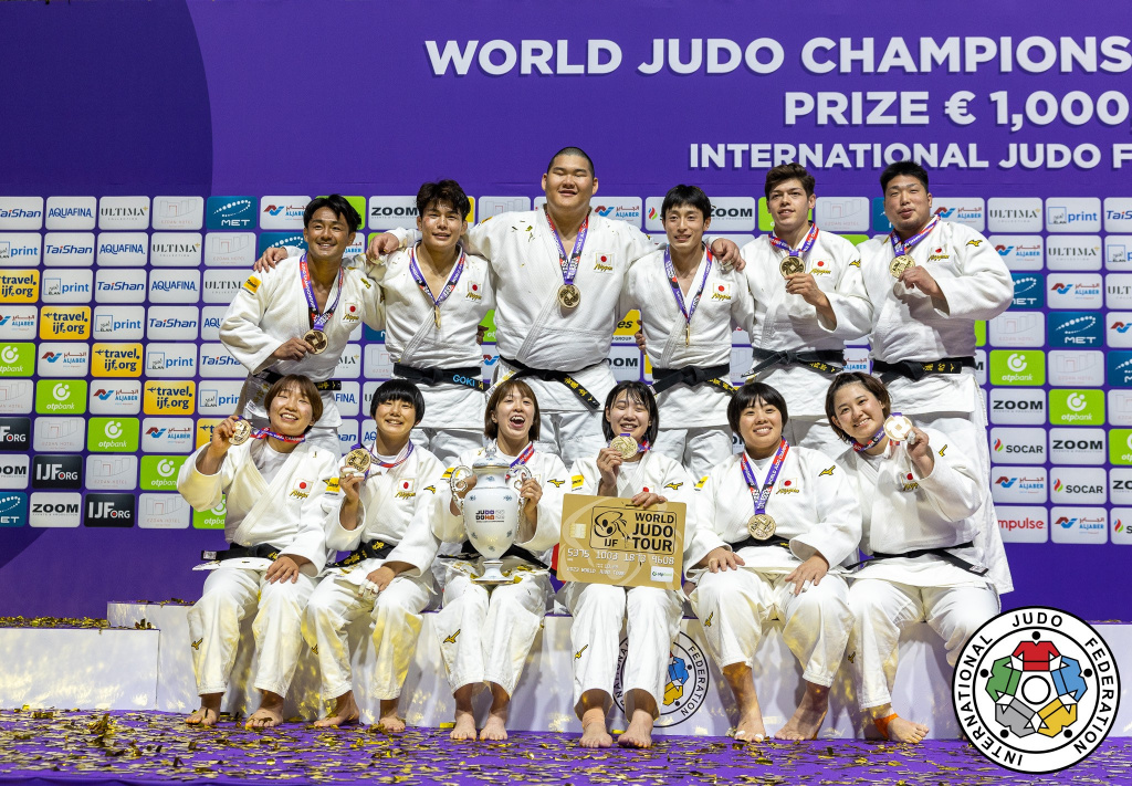 メダルを手に優勝を喜ぶ日本代表のメンバー（斉藤選手は後列左から3人目）