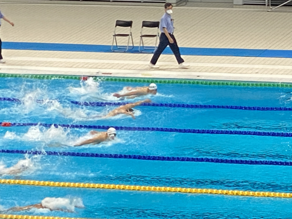 力強い泳ぎでレースに挑む選手ら