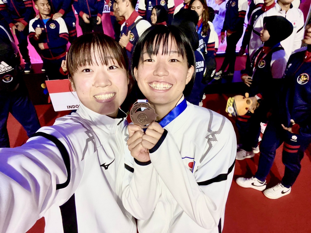 銅メダルを獲得し両者共に笑顔を見せる永井選手(左)と嶋田選手