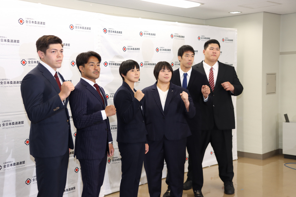 柔道日本代表選手らと共にガッツポーズをする斉藤選手(右)
