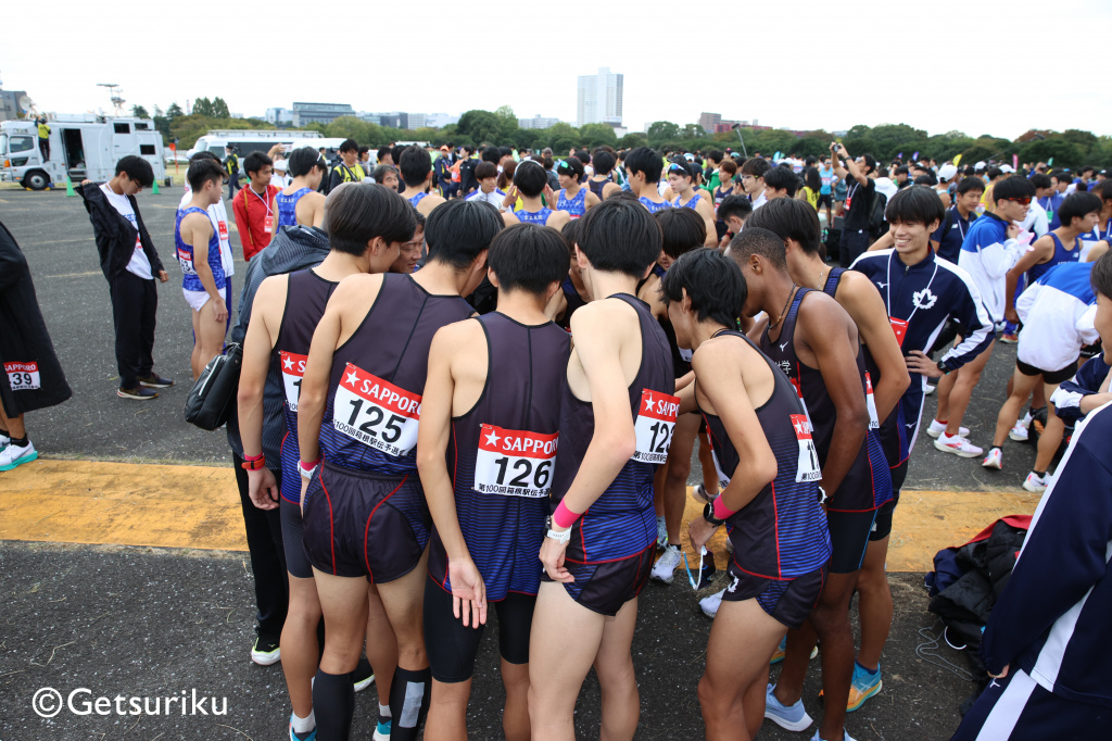 レース前に円陣を組む選手ら