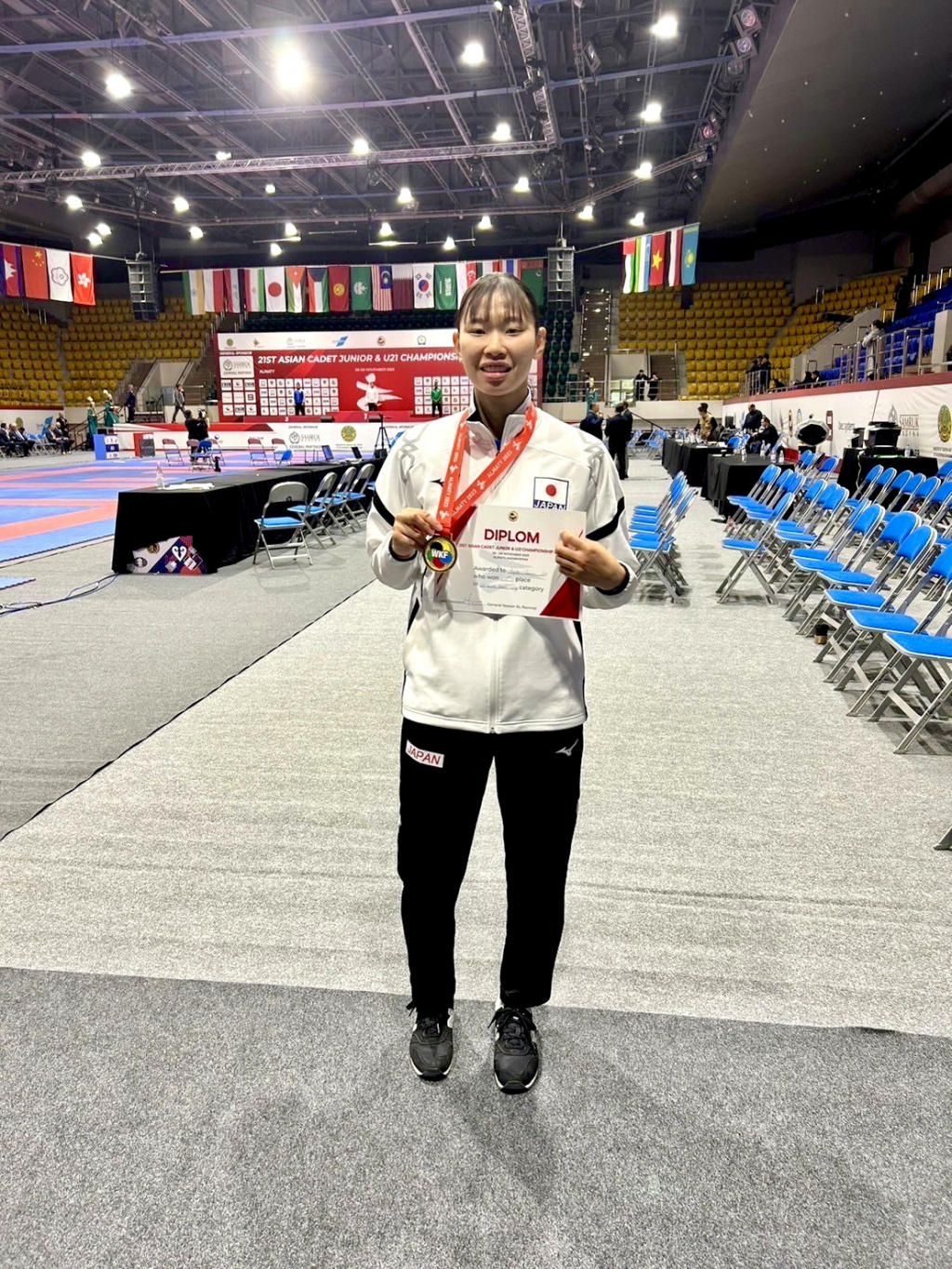 メダルを手にする杉田選手
