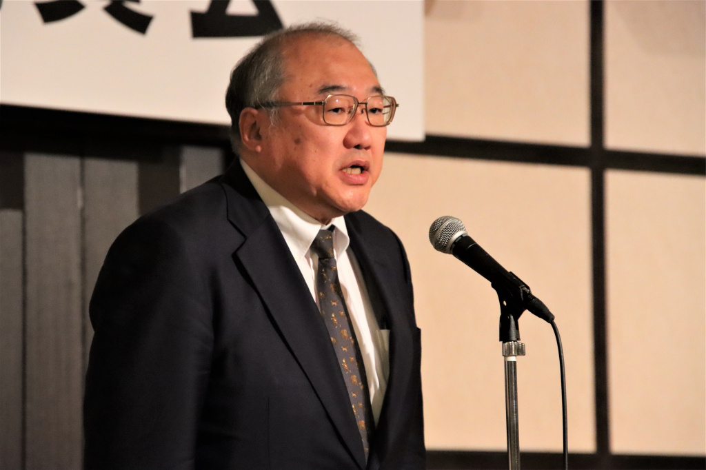 祝辞を述べる全柔連副会長の中里氏
