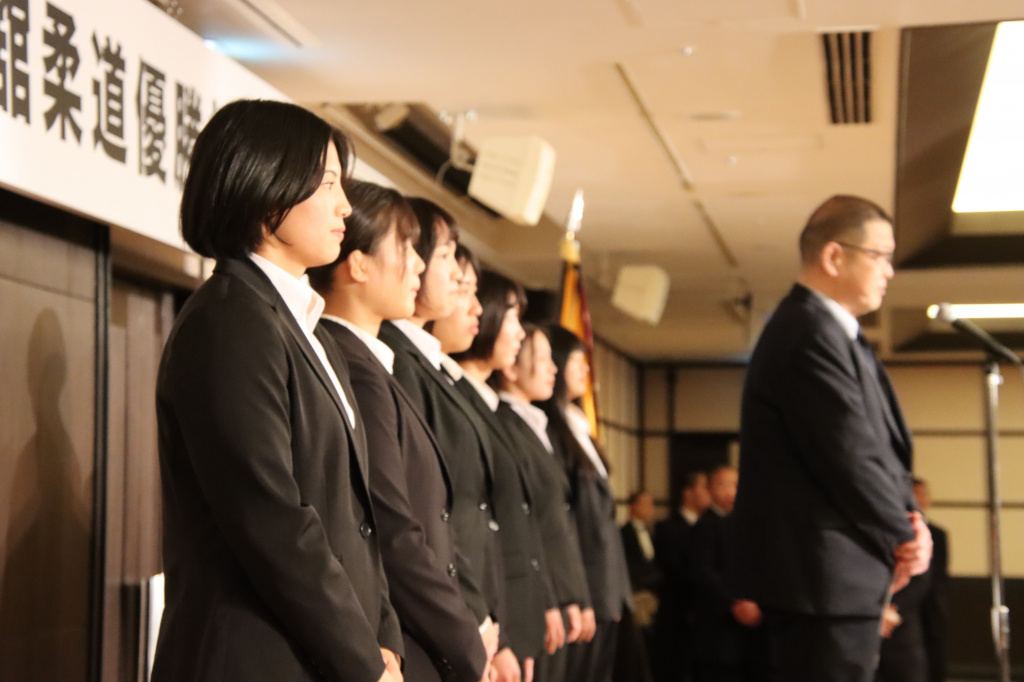 大学女子・山内直人監督と選手ら
