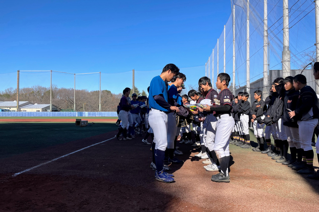 閉会式では参加者全員にお菓子の詰め合わせが手渡された