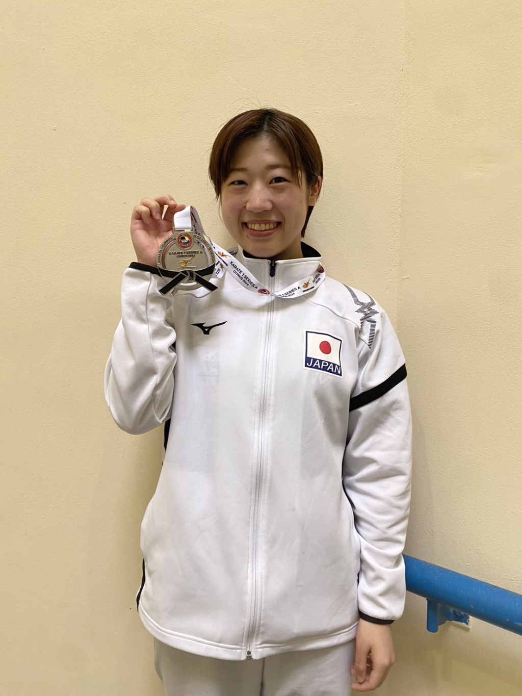 メダルを手にする永井選手