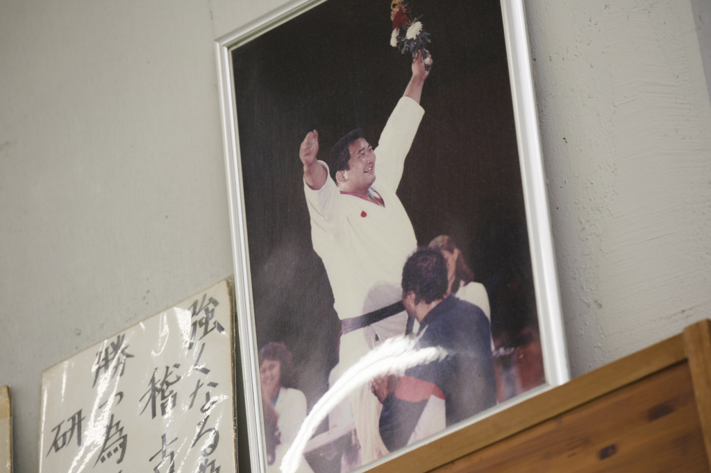 柔道場には父である斉藤仁元監督の写真が飾られている