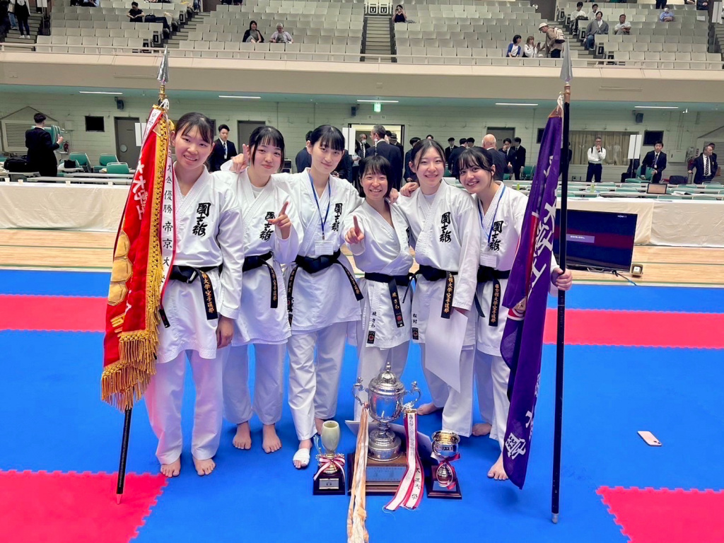 女子団体に出場した選手ら（左から杉田選手、齋藤選手、久保田選手、堤選手、松村選手、西川選手）