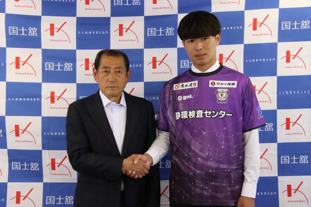 本学サッカー部細田監督代行と握手