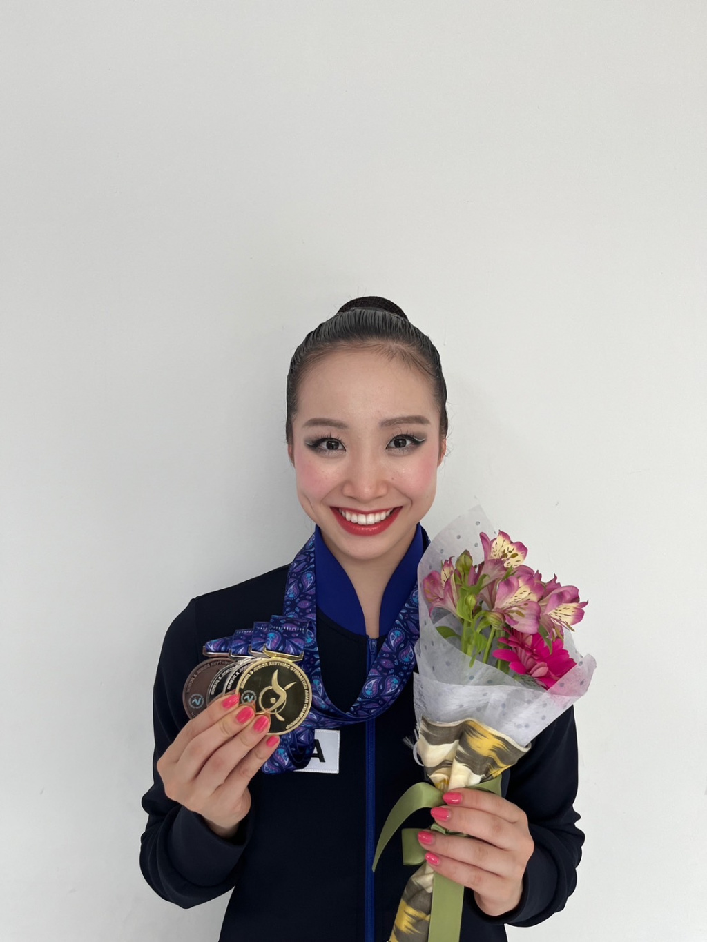メダルを手にする稲木選手