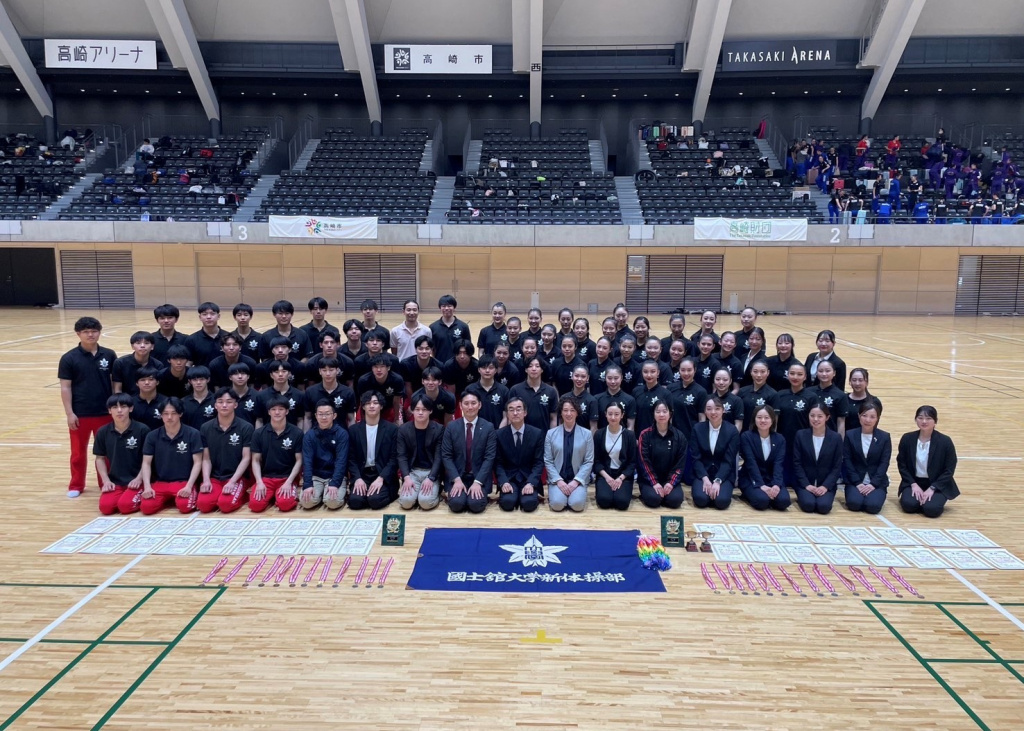 国士舘大学新体操部で集合写真