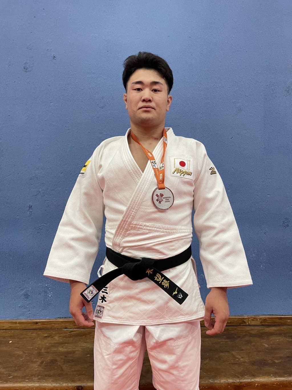 メダルをかける三木選手