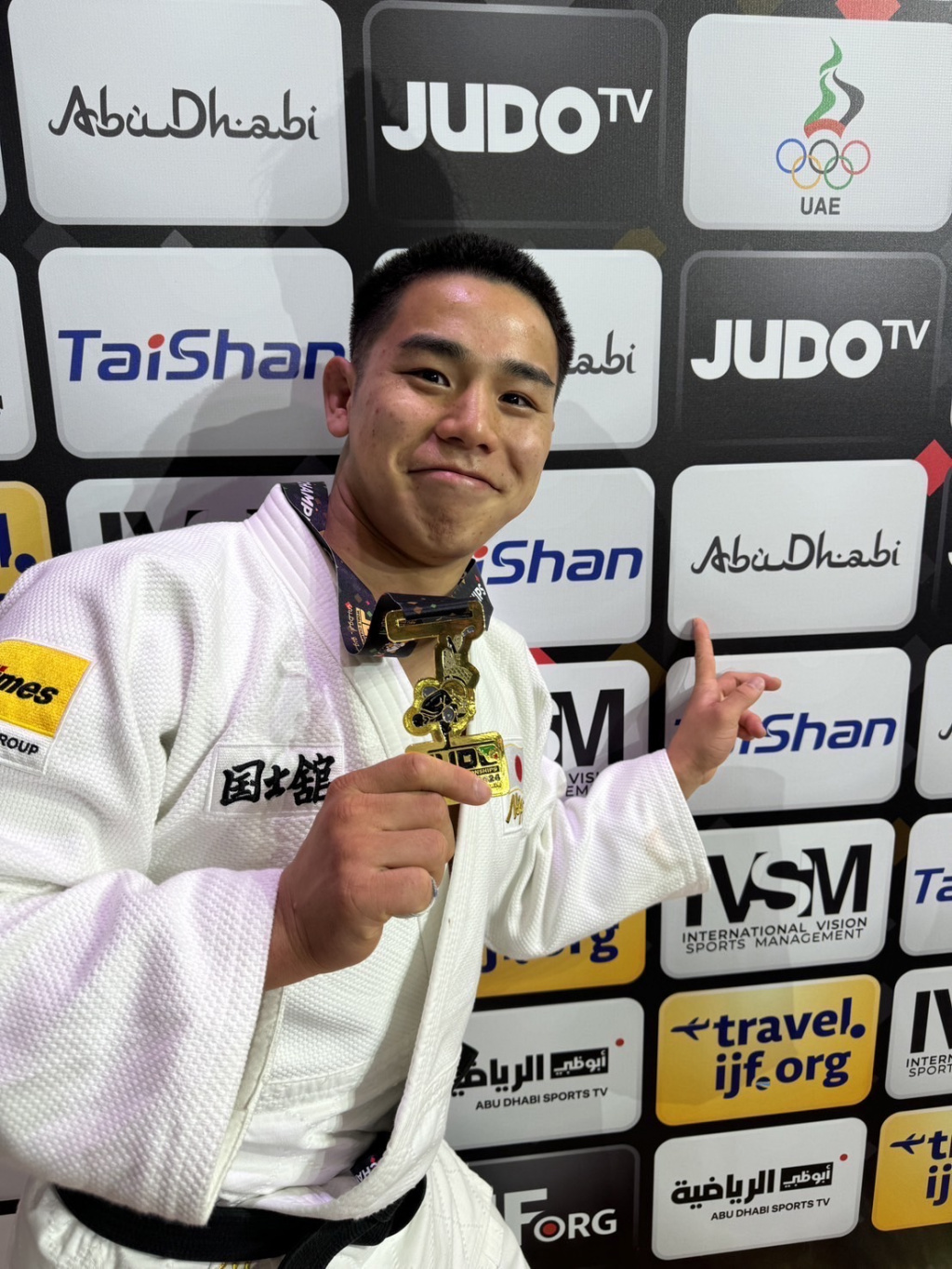 メダルを手に笑顔の川端選手