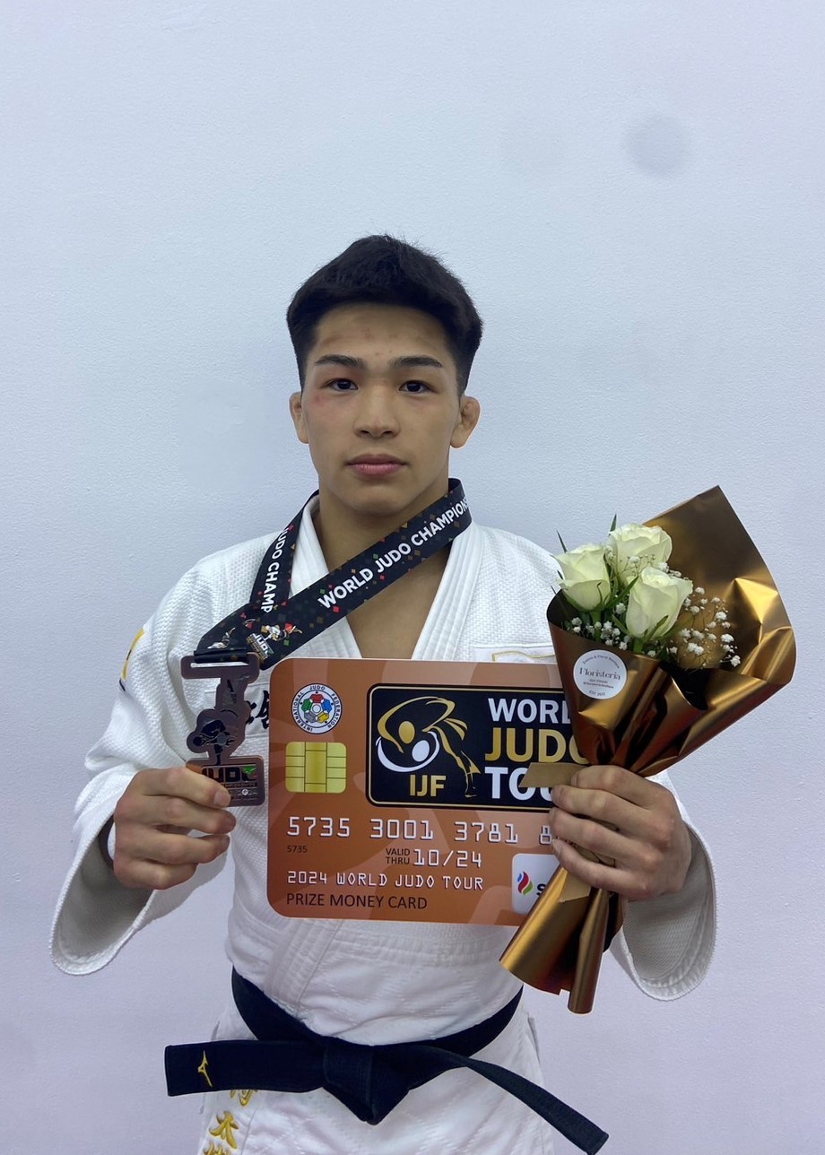 メダルを手にする中村選手