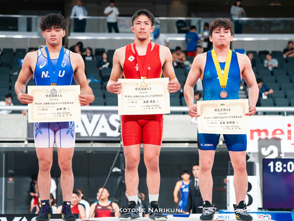 表彰式の様子（右が島袋選手）