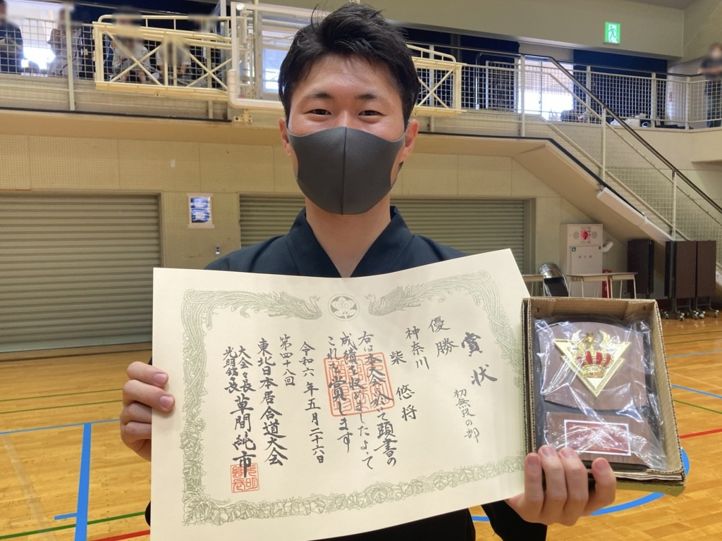 賞状と盾を手にする柴選手
