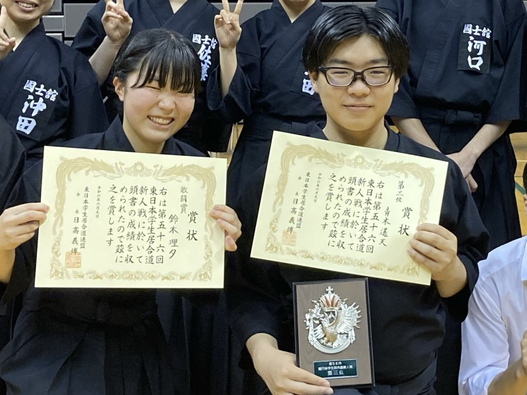 笑顔を見せる鈴木選手(写真左)と青木選手