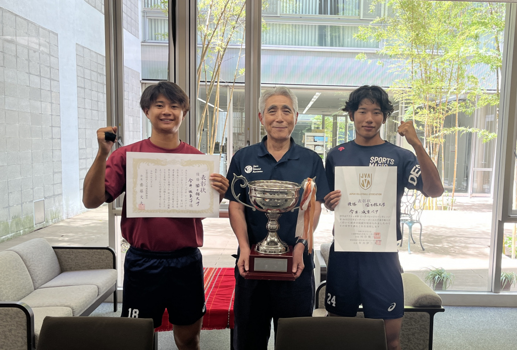 優勝した今井・坂東ペアと横沢民男本学名誉教授（左から今井選手・横沢名誉教授・坂東選手）