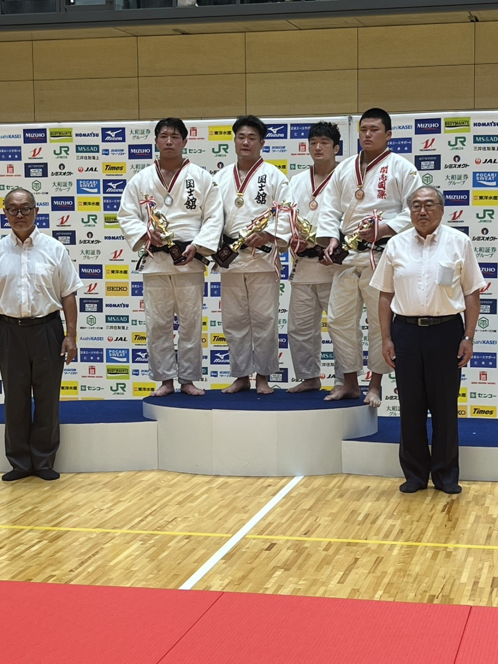 三木選手（左から2番目）と大霜選手（左）