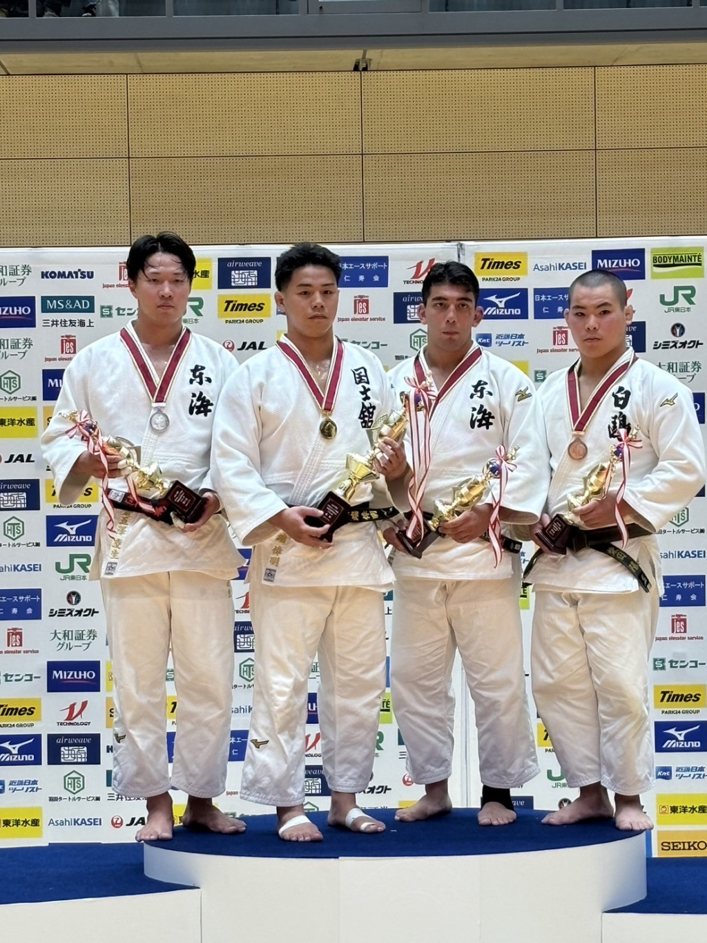 川端選手選手（左から2番目）