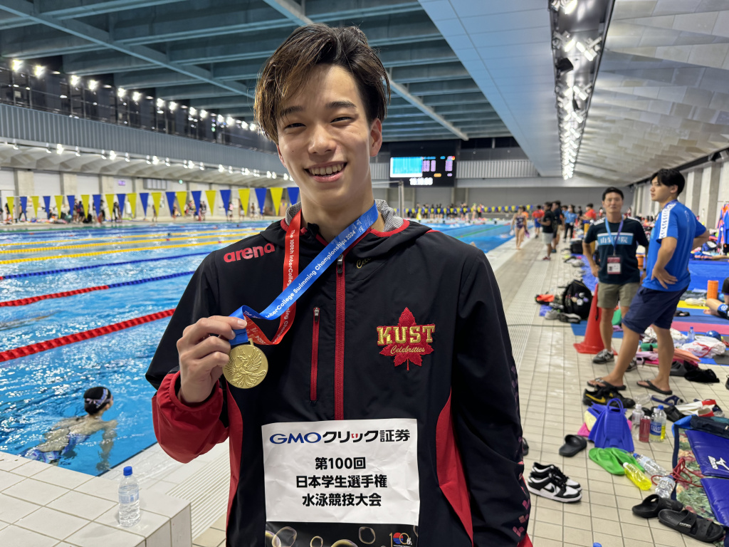 表彰式のあと初の金メダルを手にして