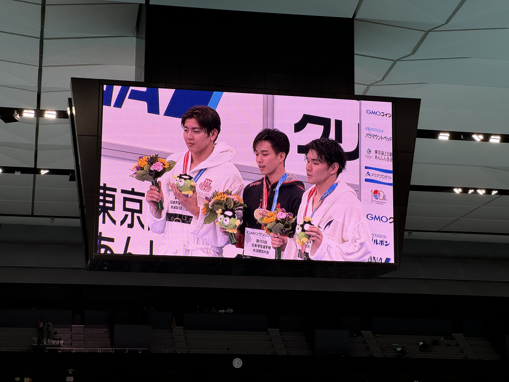 表彰台で2位柳本選手（日本大学、パリオリンピック日本代表）、3位清水選手（明治大学）とともに
