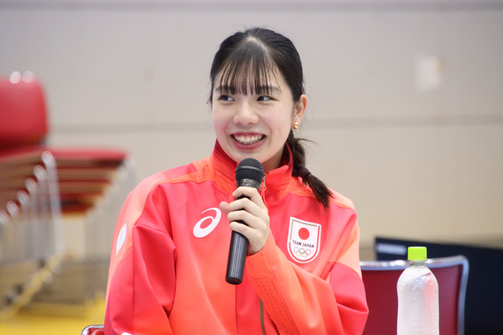 トークショーで笑顔を見せる小林選手