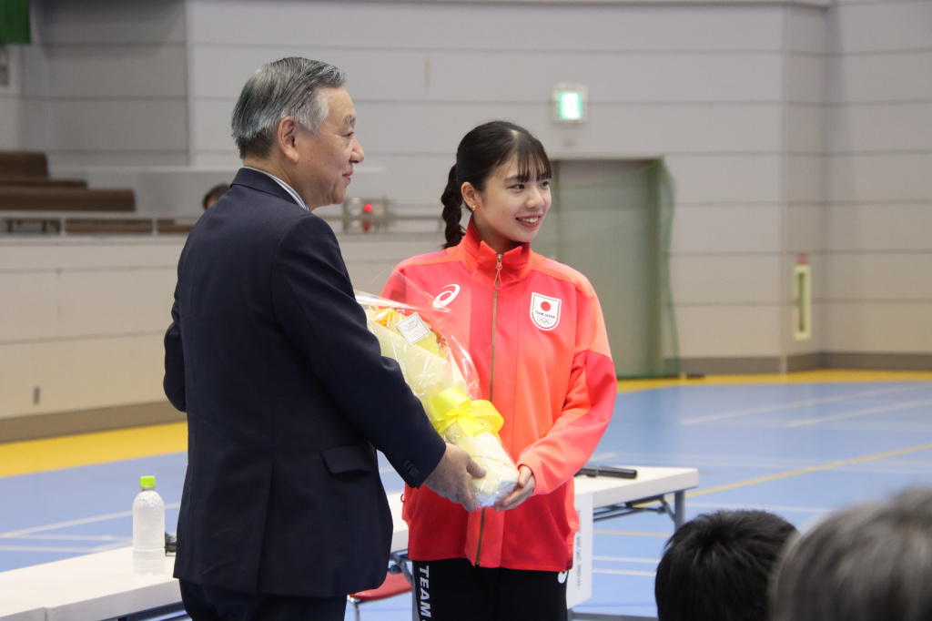阿部裕行多摩市長から花束贈呈