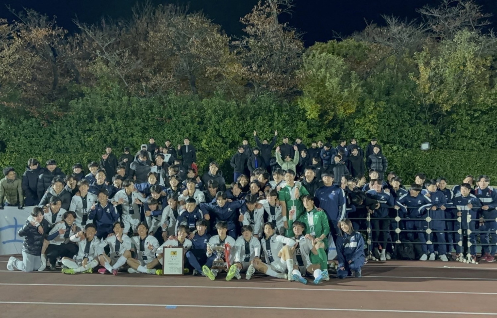メンバーとサッカー部員一同で記念撮影