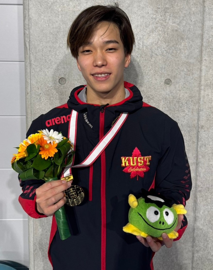 優勝記念品を手にする森選手