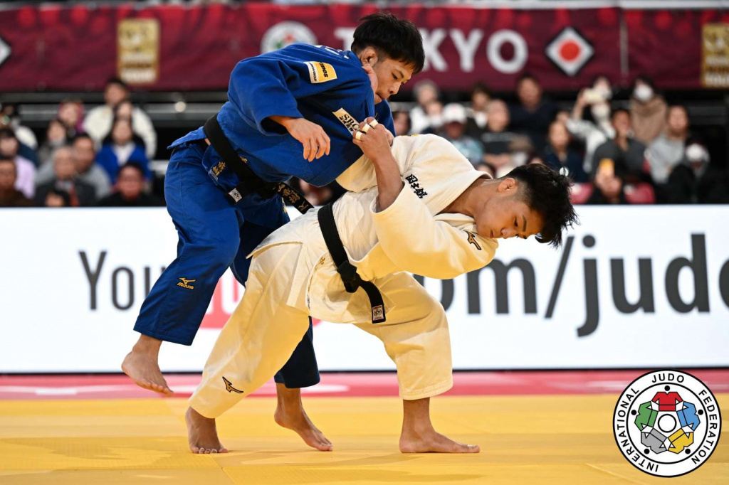 決勝戦での中村選手（右）
