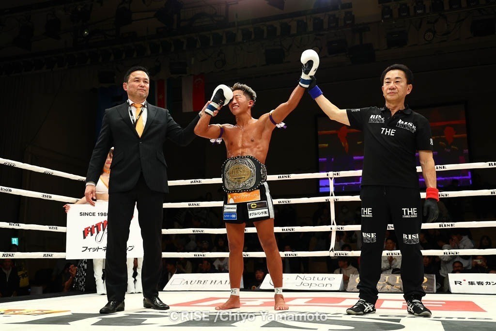 涙を浮かべながら勝利を喜ぶ花岡選手