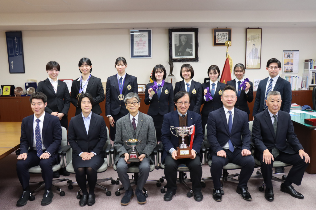 学内関係者と記念撮影