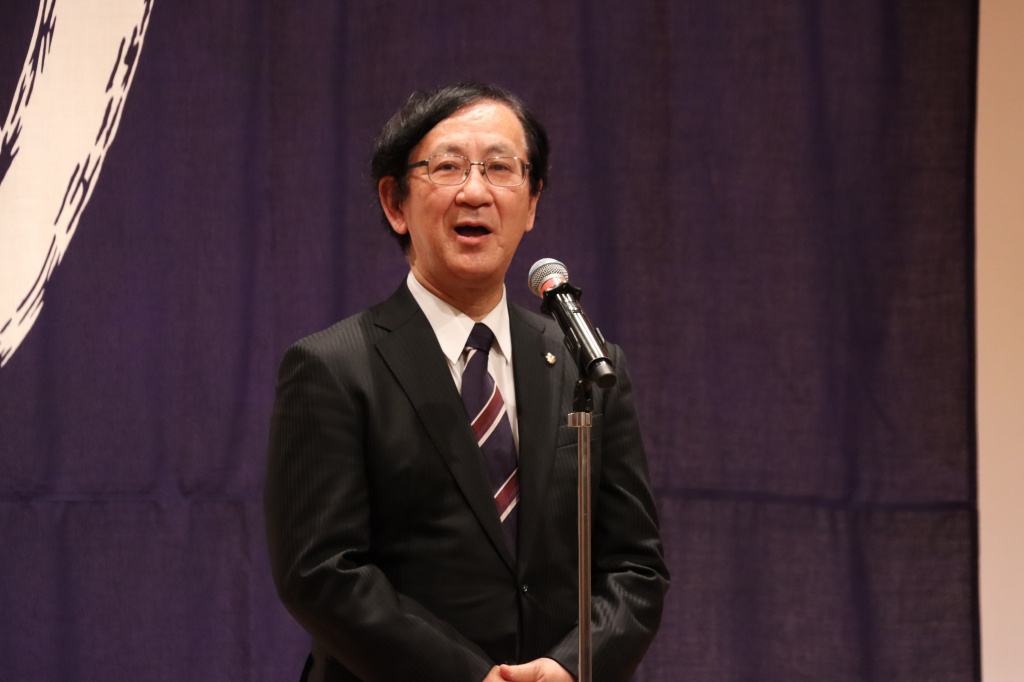 祝辞を述べる佐藤学長