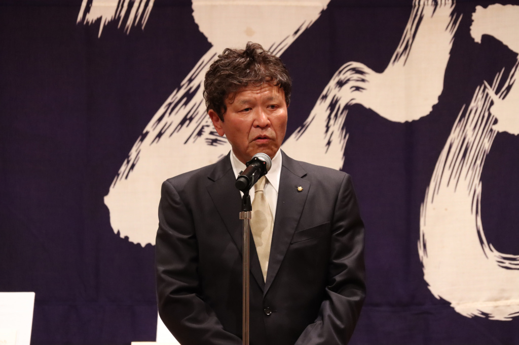 祝辞を述べる学校法人国士舘美納常任理事