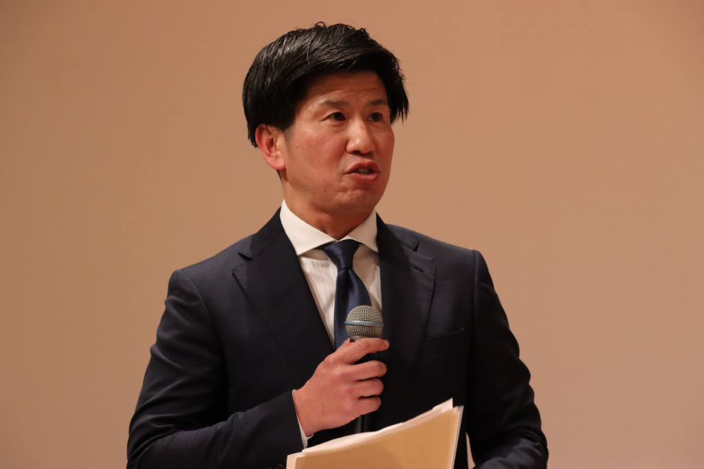 選手の紹介を行う久保監督